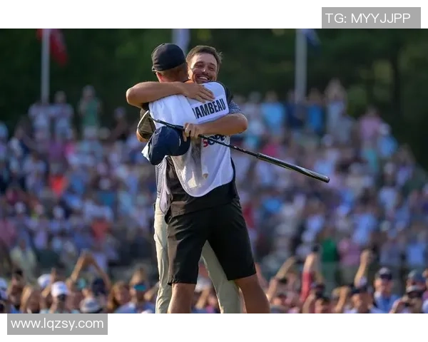 足球明星与粉丝共同度过的温馨时刻感动人心展现真正的球场魅力 足球明星与粉丝共同度过的温馨时刻感动人心展现真正的球场魅力