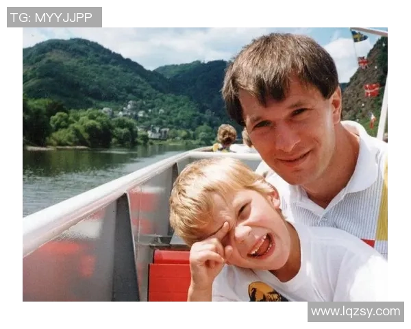 女博主与足球球星合照引热议 网友纷纷猜测背后故事揭秘